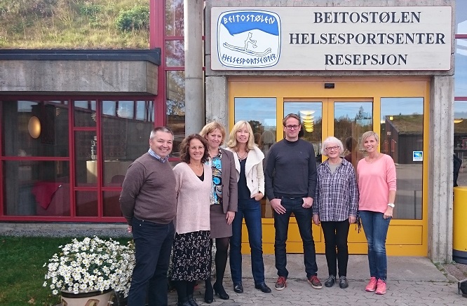 Fra venstre: Kjell-Olav Gammelsæter, Heidi Korpberget og Barbro Noss fra KS Bedrift. Direktør Astrid Nyquist, Lars Kristian Dalen, Marit Tordis Daleng og Tone Lill Hilmen fra Beitostølen Helsesportsenter. 