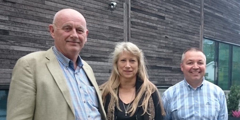 Fra ventre: Direktør for Aust-Agder Museum og Arkiv, Jan Ledang. Børg Åse Wølneberg og Kjell-Olav Gammelsæter fra KS Bedrift 
