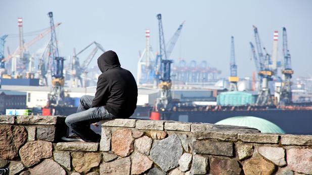 Ung gutt ved havn.jpg