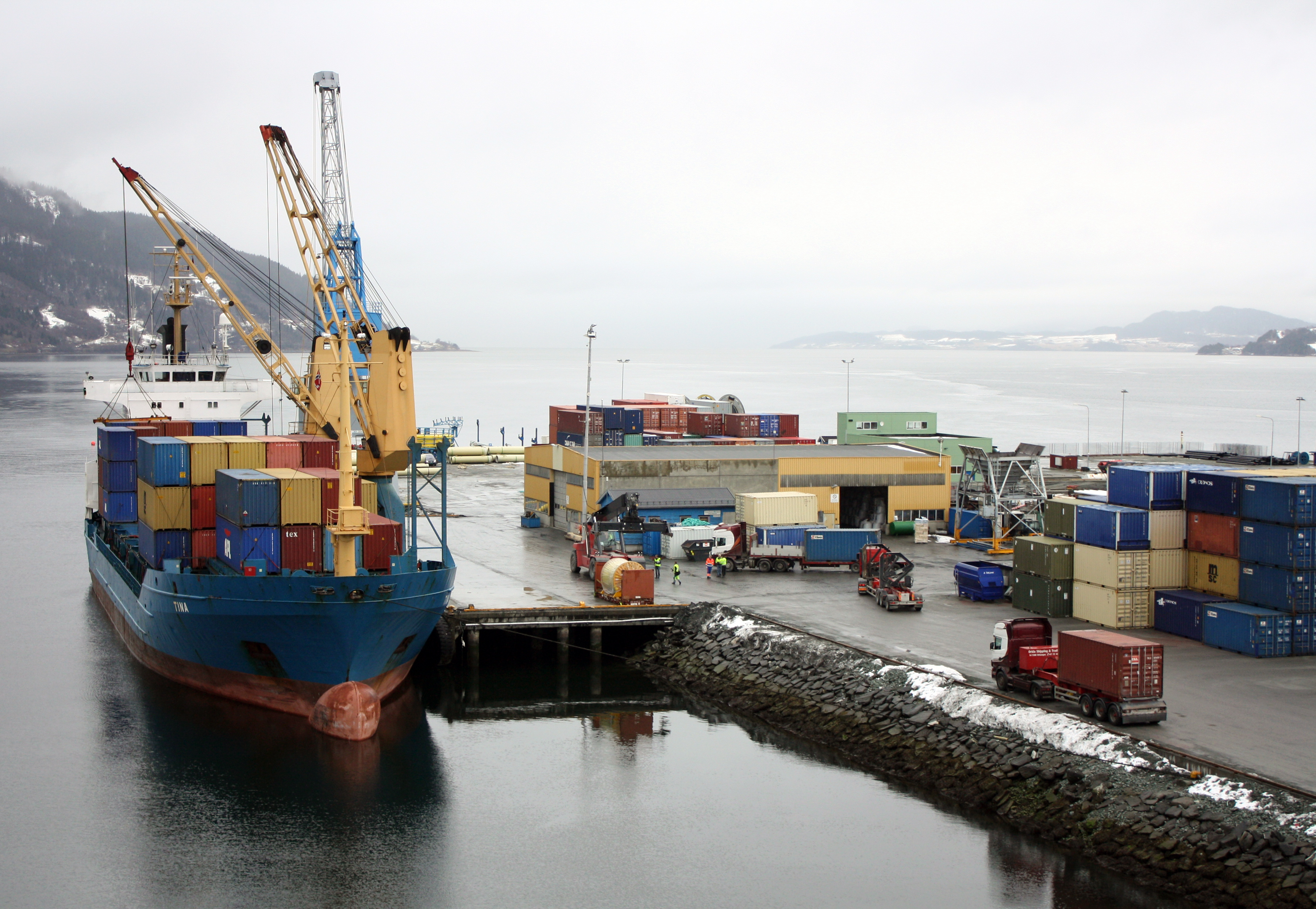 Containeromlasting_i_Orkanger_havn Foto Trondheim Havn.jpg