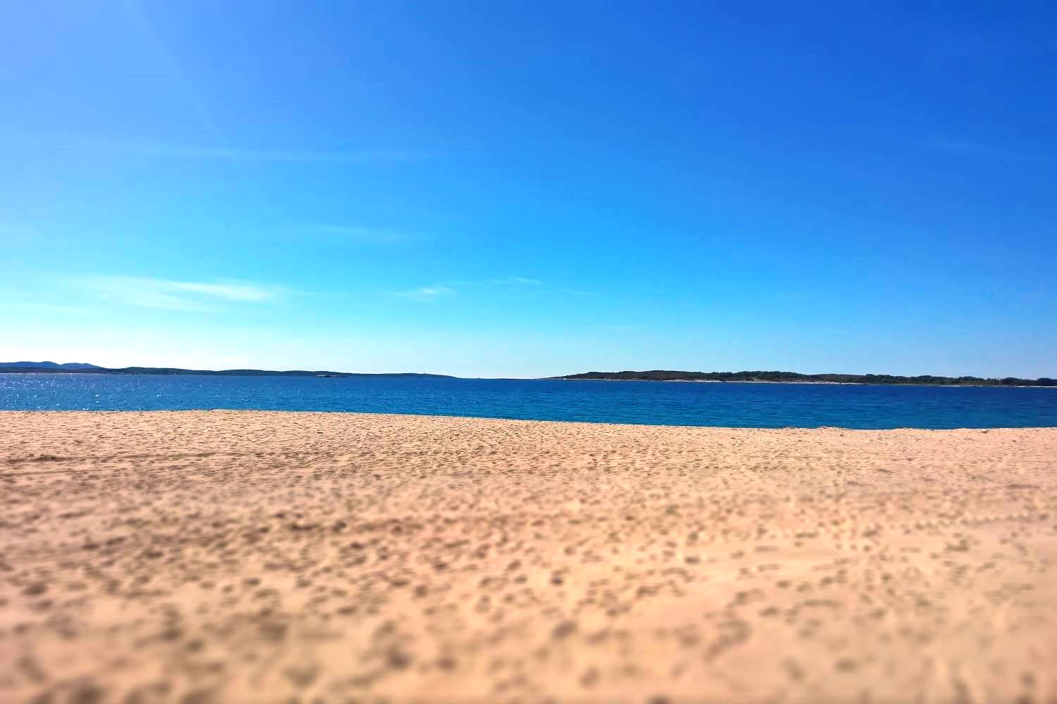 Med tærne i sanden…og sneiper og plastavfall!!!