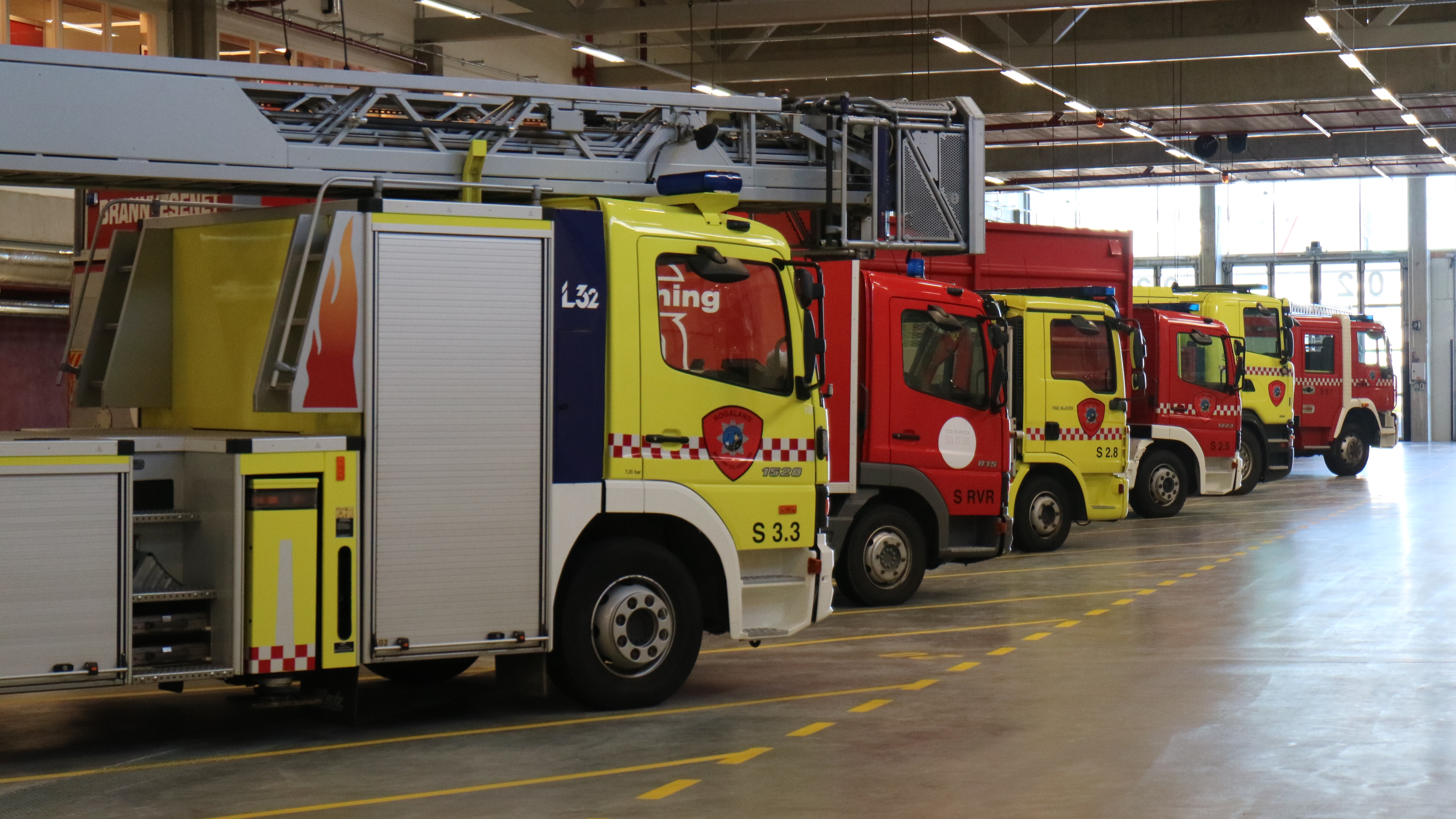 Rogaland - Brannbiler på rekke og rad.jpg