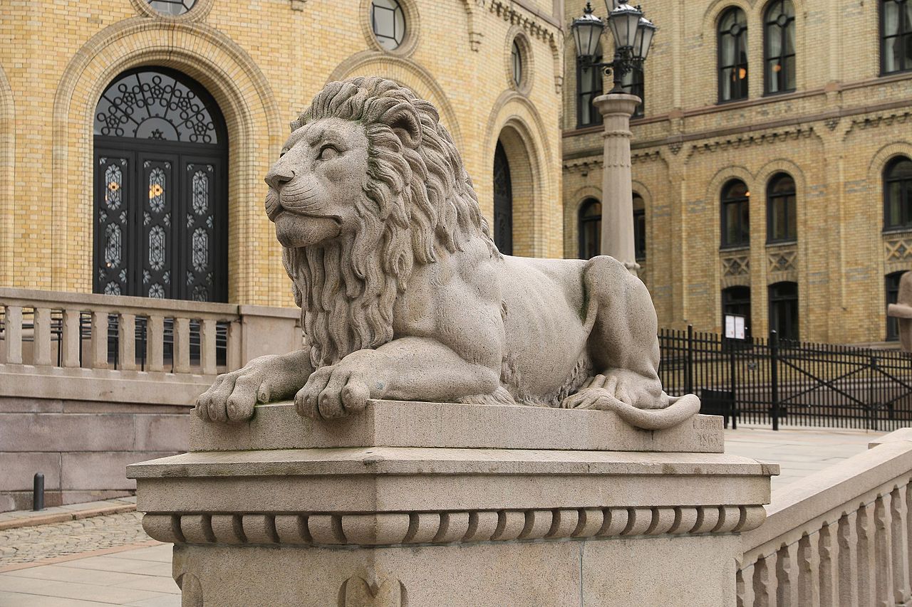Løve_2_ved_løvebakken_stortinget - krediter Øyvind Holmstad.jpg