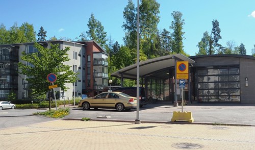 Ganske så anonymt, midt i et boligområdet, ligger inngangen til Nödcentralverket i Kerva