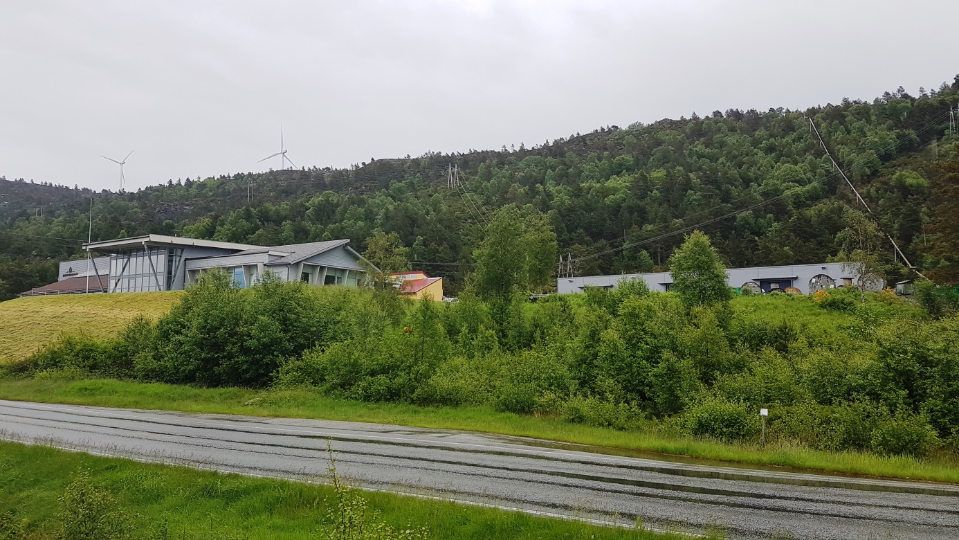 Fitjar Kraftlag hovedkontor og vindmøller.jpg
