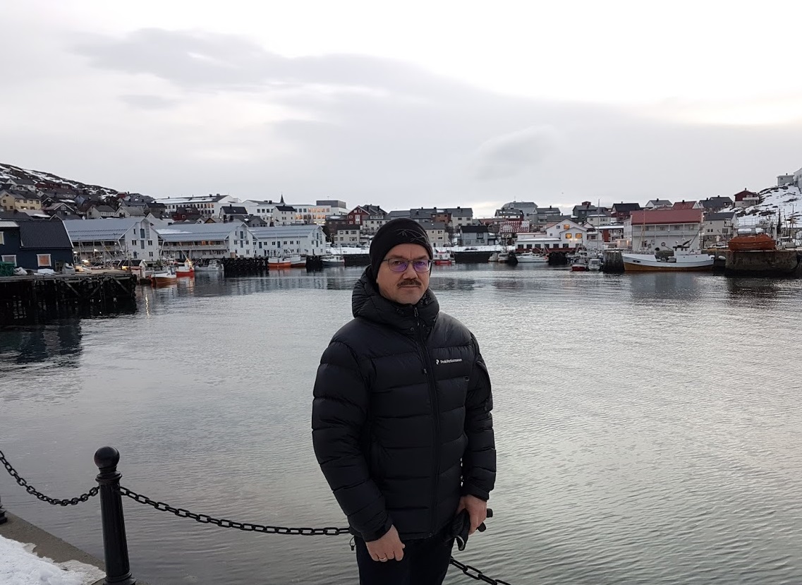 Elverksjef Oddbjørn Samuelsen i havna i Honningsvåg. Foto: Vivi Skogvold Samuelsen