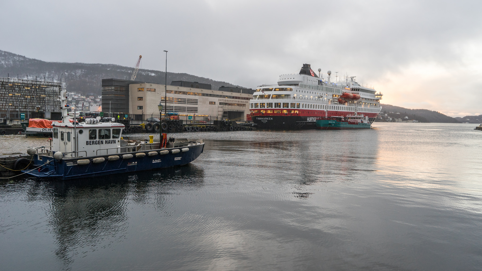 Hurtigruta MS Finnmarken på besøk i Bergen Havn. (Foto: Jill Johannessen).