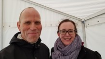 Gode naboer fra Vesar gratulerer RiG. Bjørn Erik Rui og Kaia E. Ross Lind.