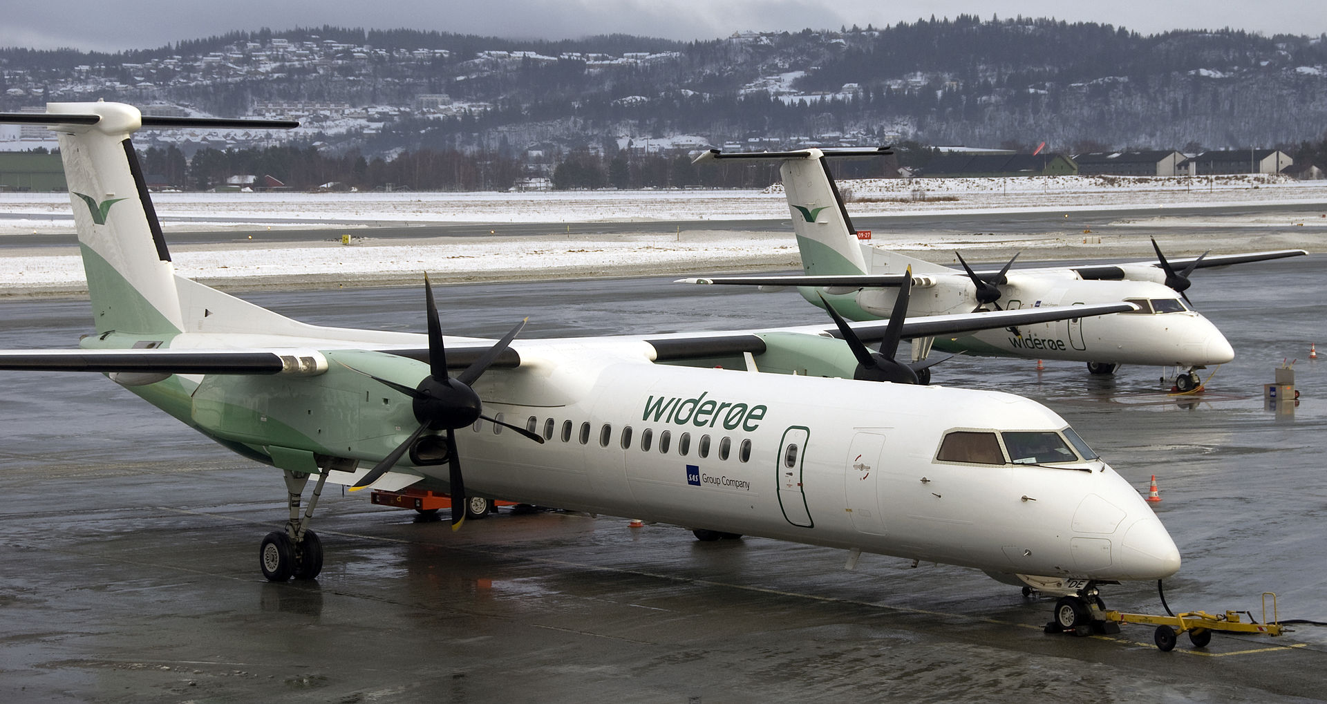 Widerøe_Dash_8-100_and_Q400_at_Værnes.jpg