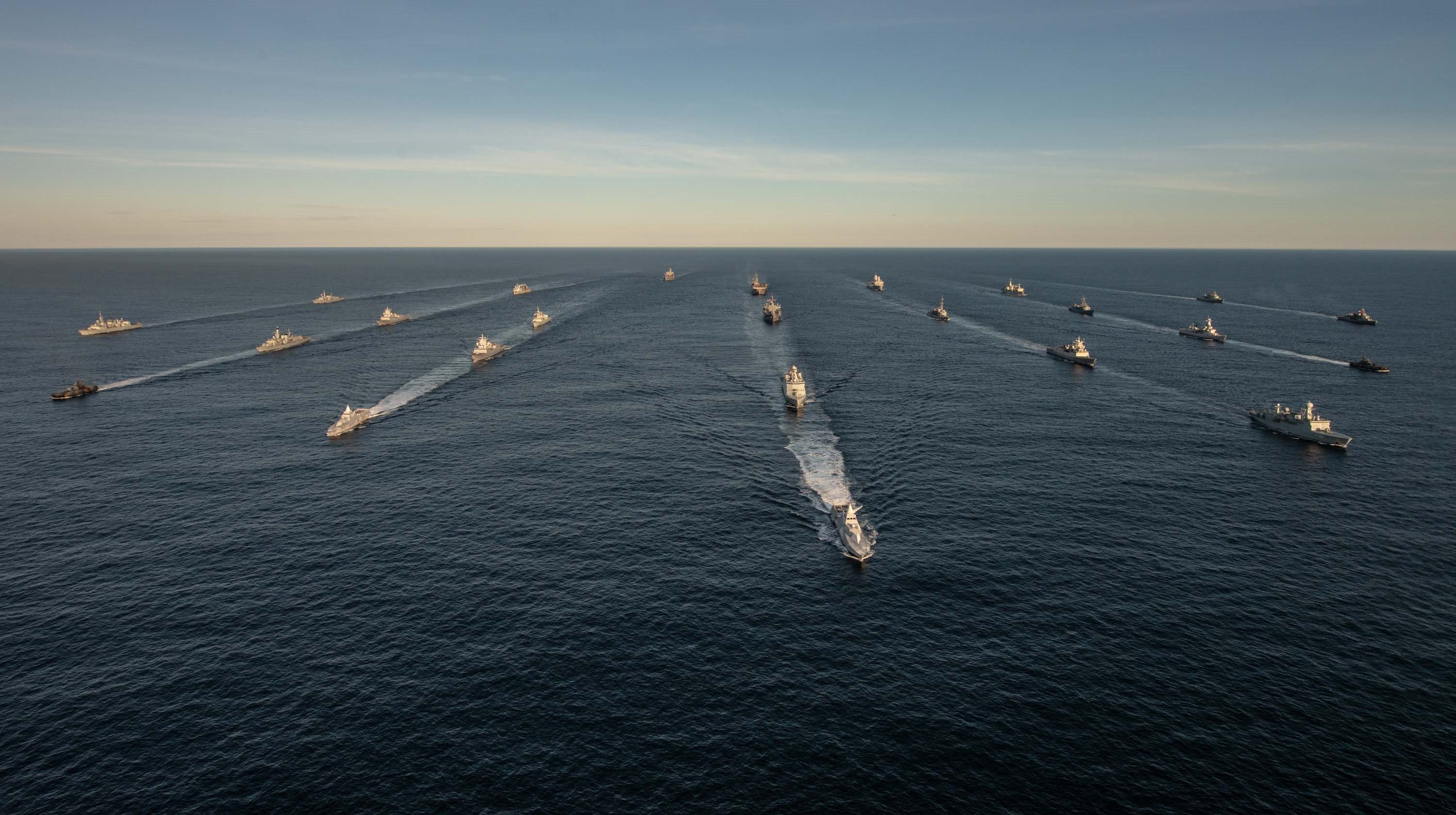 25 skip i formasjon under Tridetn Juncture i 2018- krediter Christian Valverde - Sjøforsvaret nettsiden.jpg