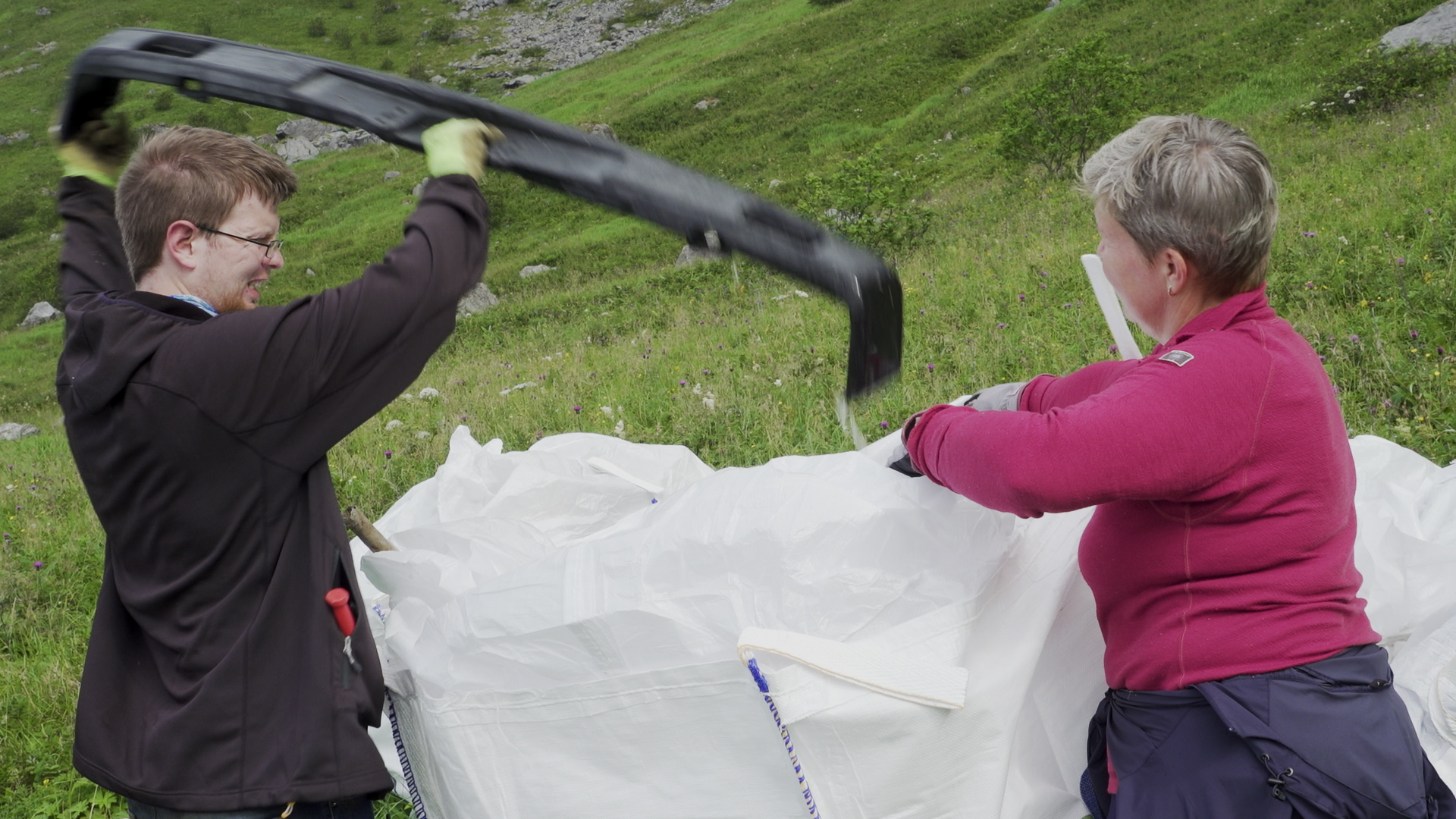 Se video fra fjorårets ryddeaksjon i Lofoten og Lillehammer.