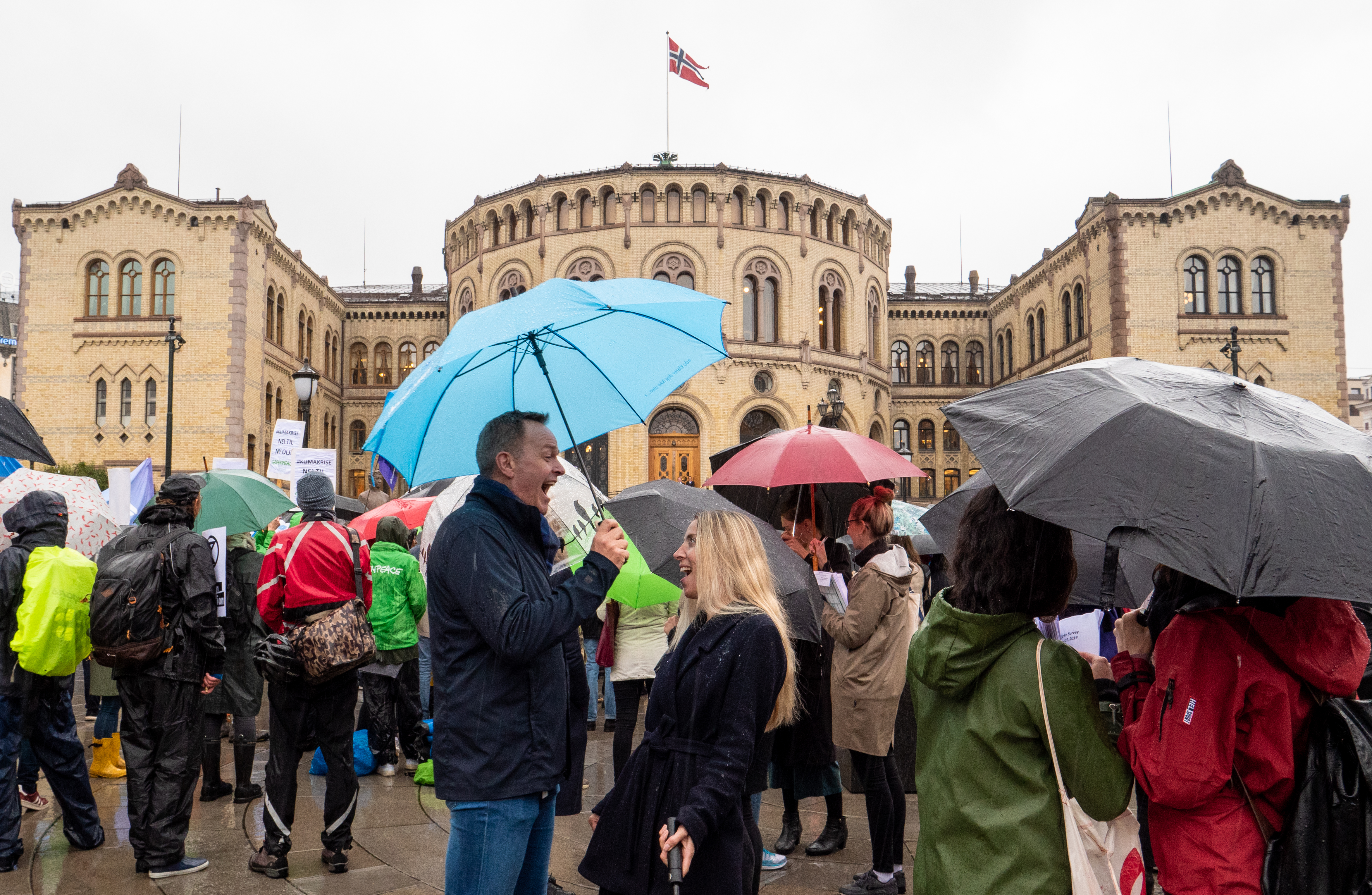 Øivind Brevik og kolleger fra KS Bedrift trosset været i dag for å vise sin støtte til klimastreikende foran Stortinget i dag. - Jeg skulle gjerne sett flere voksne stå sammen med ungdommen, sier han (Foto: Jill Johannessen, KS Bedrift).
