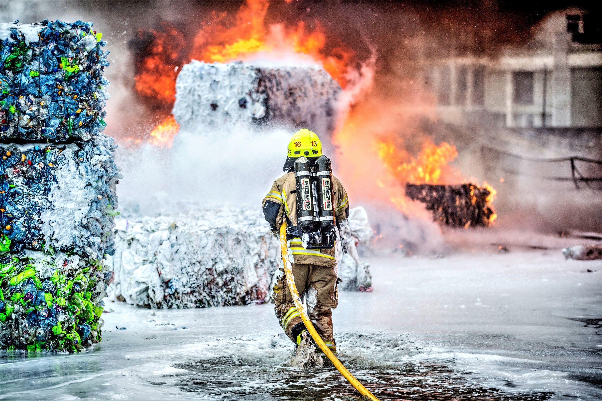 Bildet er fra en brann hos Norsk Gjenvinning på Haraldrud i Oslo i mars 2018. (Foto Oslo brann- og redningsetat) - for nett.jpg