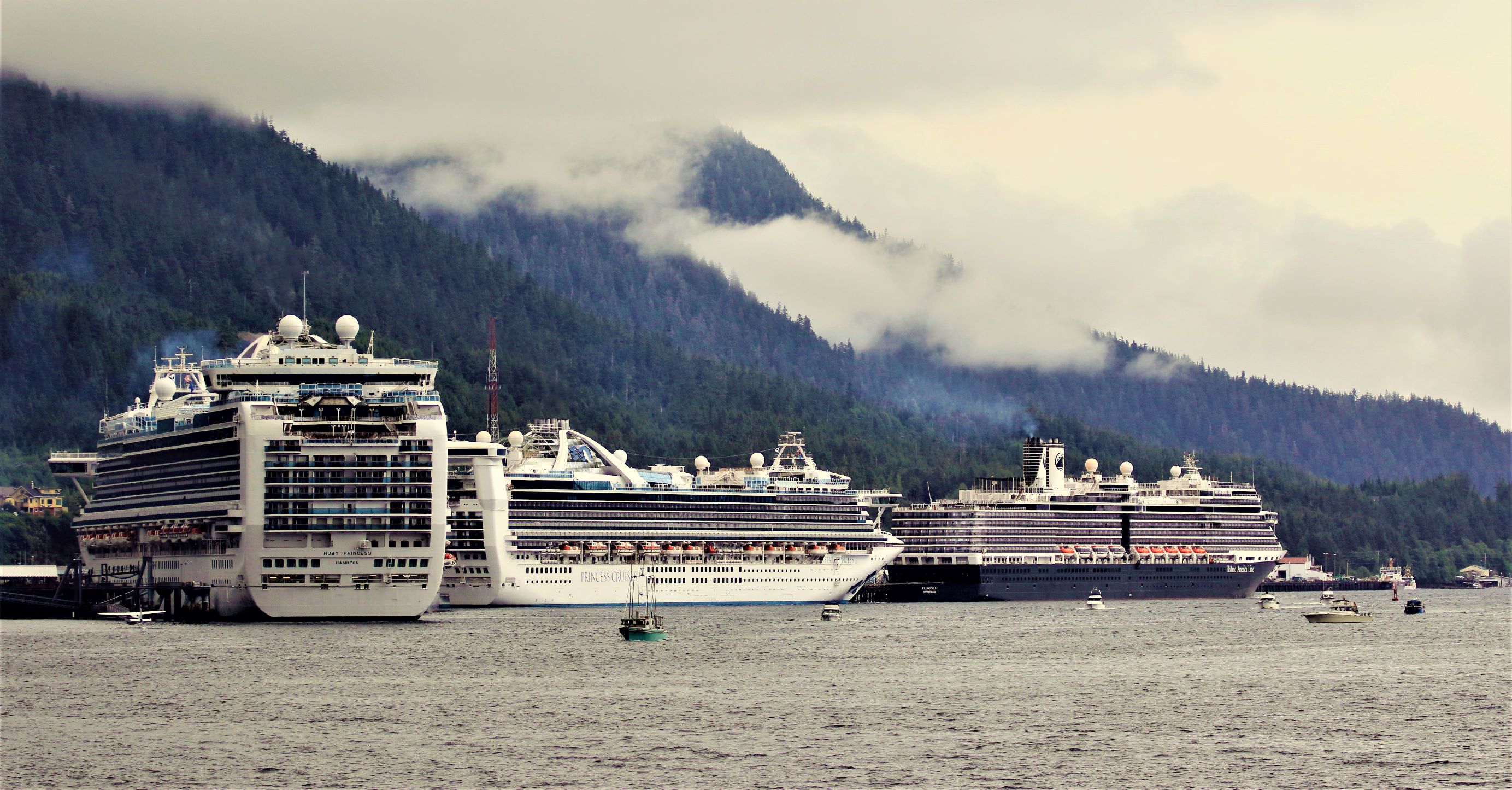 Cruiseskip Foto Timothy Eberly Unsplash - for nett.jpg