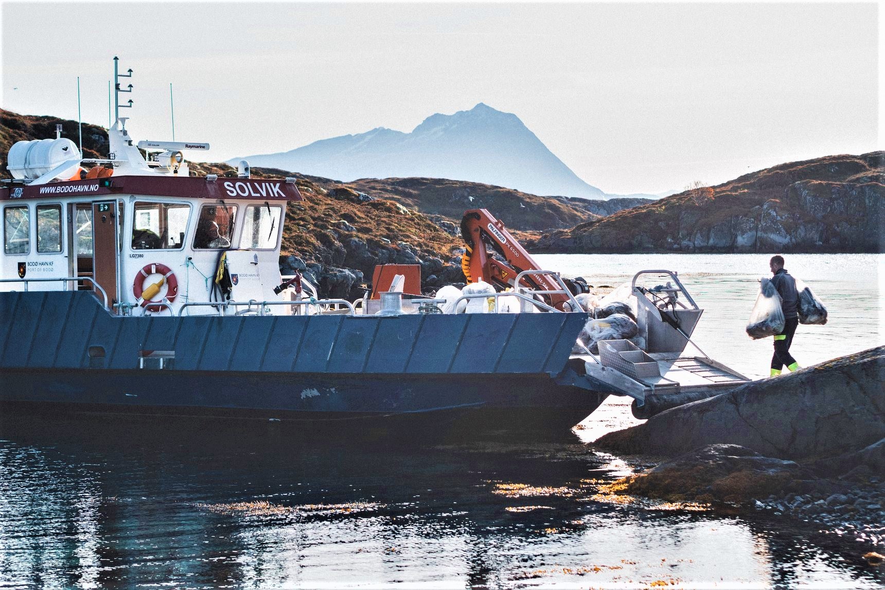 Båt Med Avfall For Nett