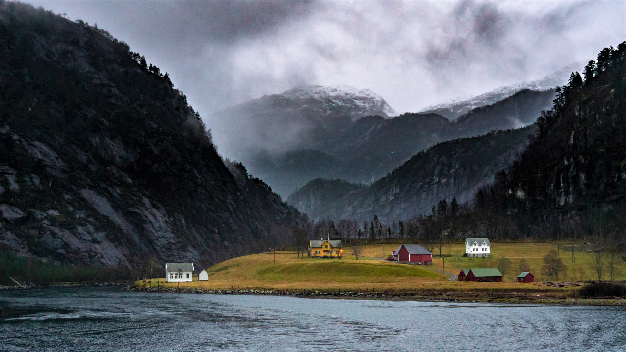 Fra Mostraumen Foto Michael Fousert Unsplash