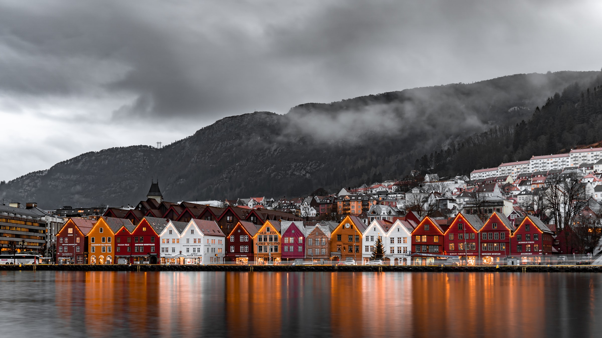 Her Fra Bryggen I Bergen. (Foto Michael Fousert Unsplash)
