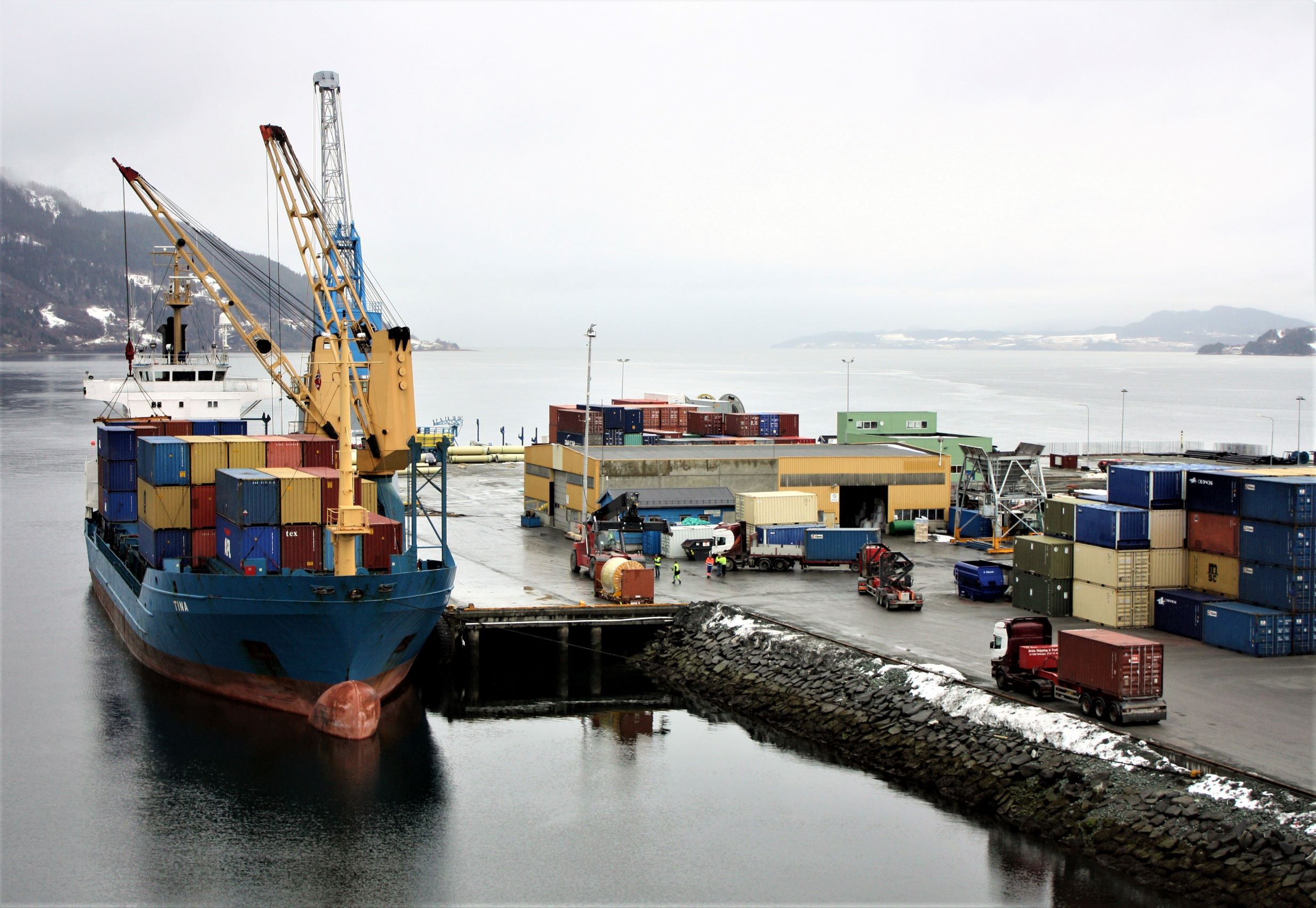 Containeromlasting I Orkanger Havn Foto Trondheim Havn For Nett