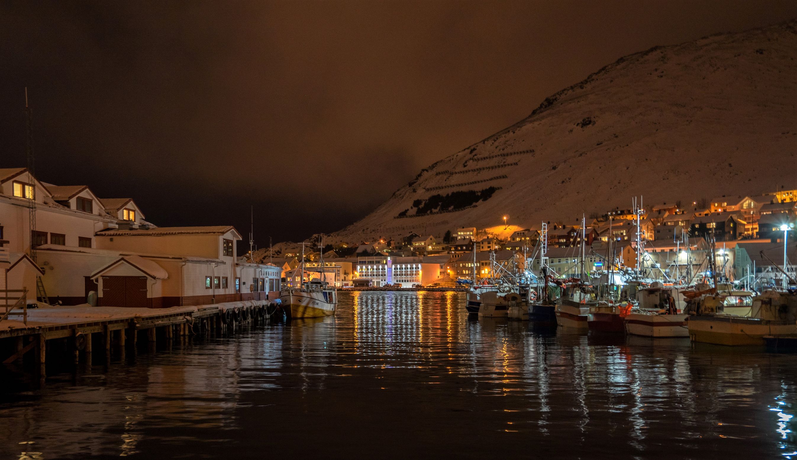 Honningsvaag Sentrum Med Fiskerihavn For Nett Foto JJ