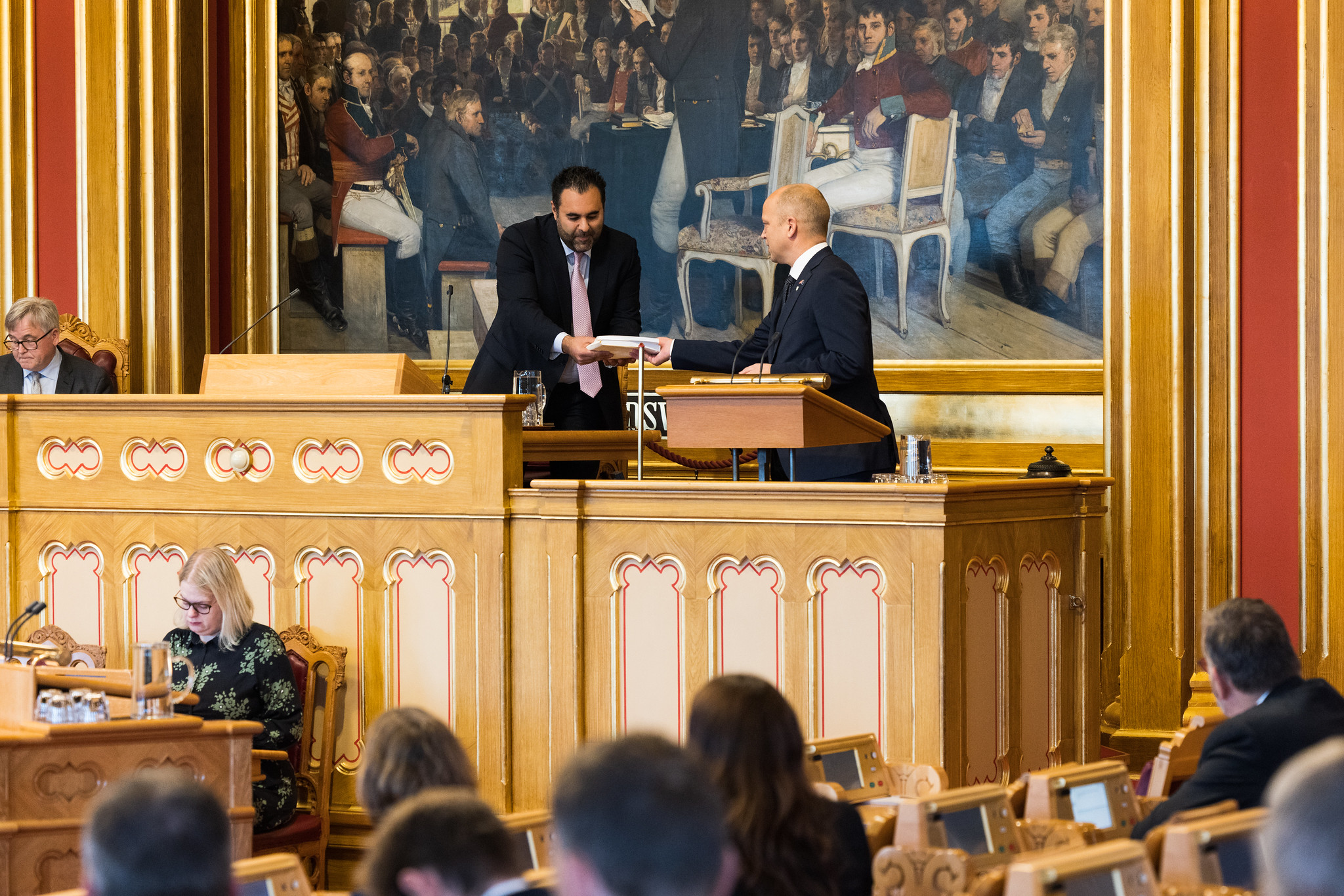 Finansminister Trygve Slagsvold Vedum (Sp) overleverer statsbudsjettet for 2023 til stortingspresident Masud Gharahkhani. Foto: Peter Mydske/Stortinget