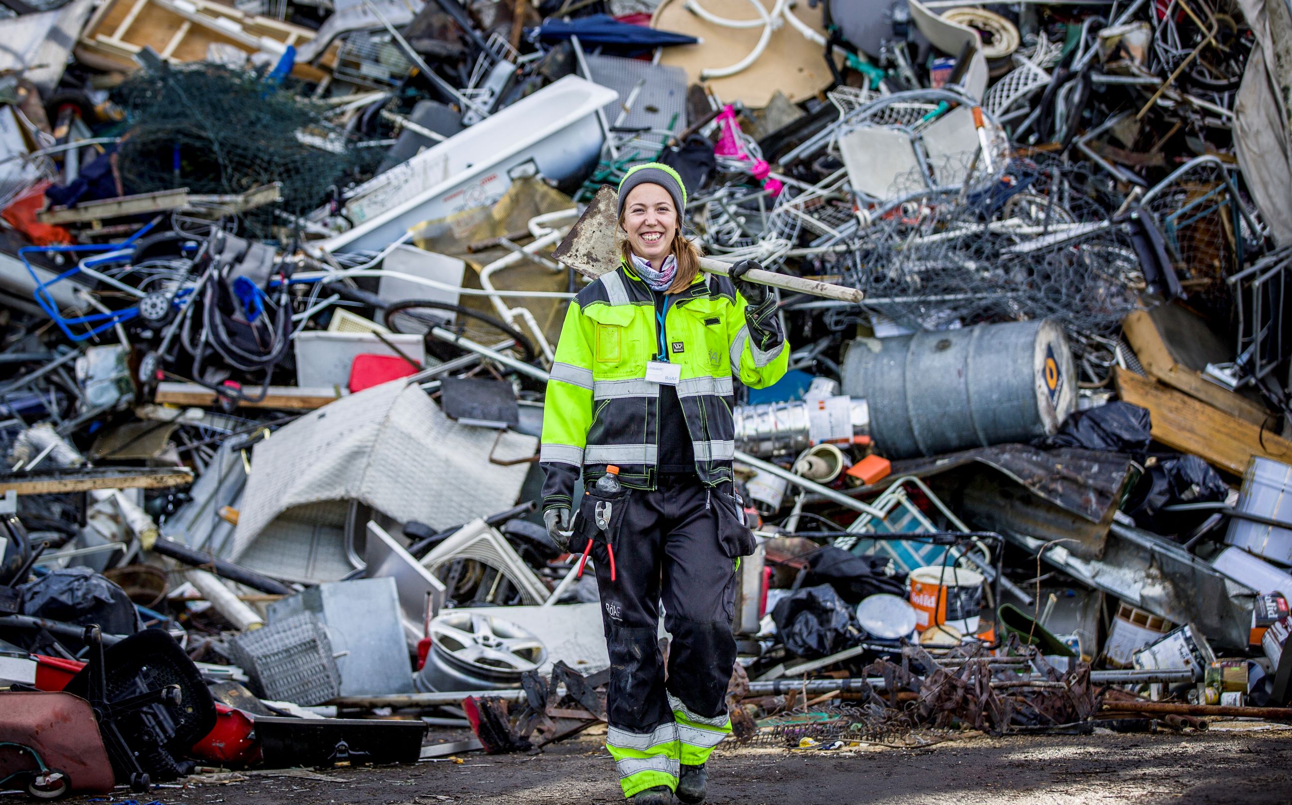 Dame Foran Metallfjell I Arbeid Foto Samfunnsbedriftene For Nett